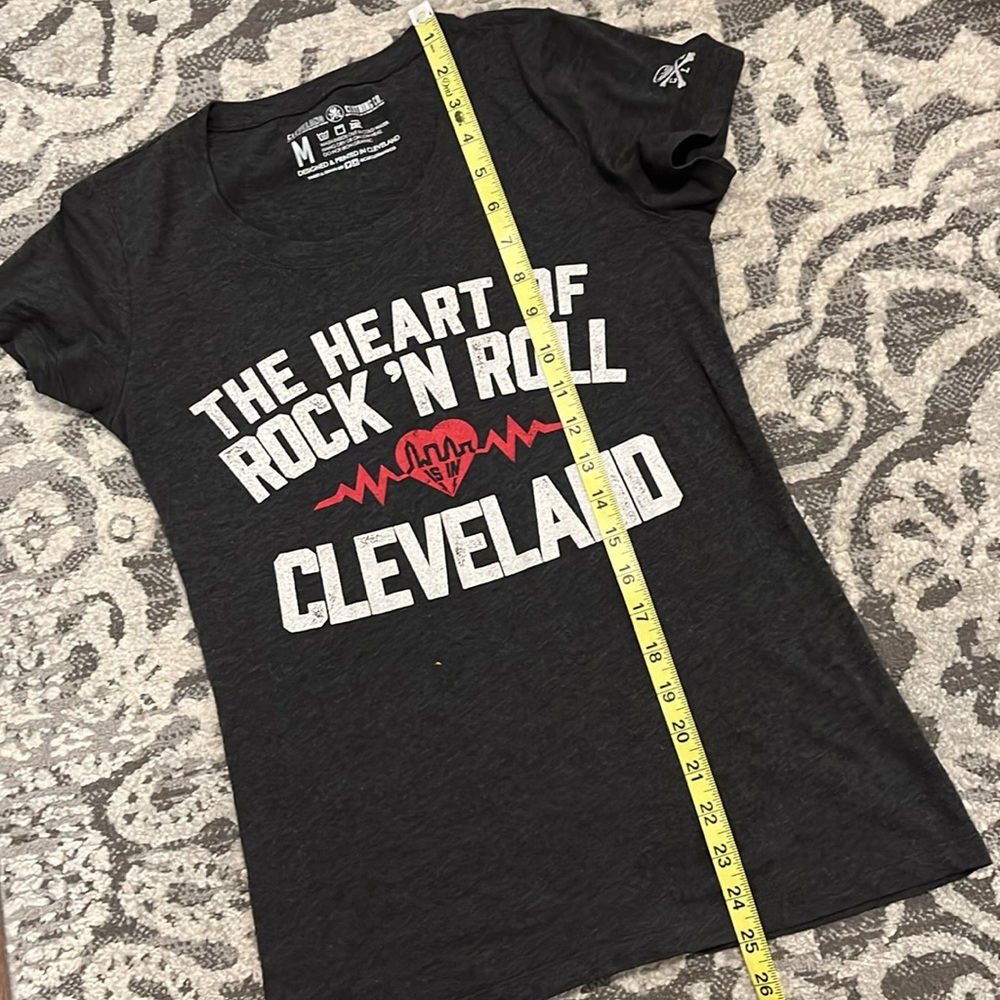 Cleveland Clothing Company Heart of Rock ‘n Roll t-shirt Med Ohio